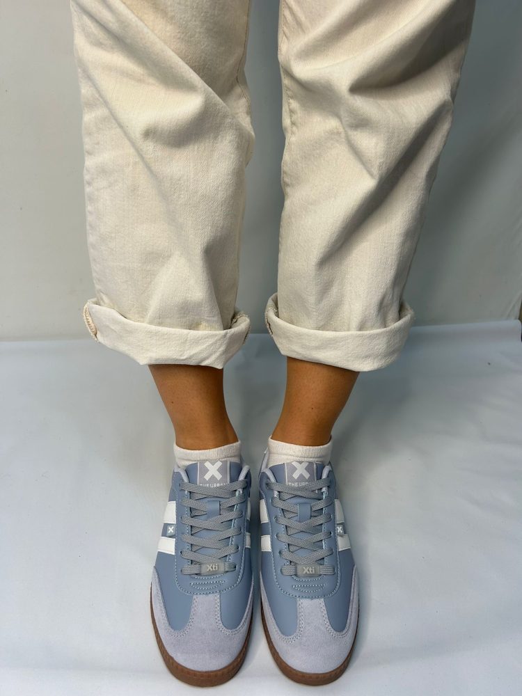 XTI Light Blue Trainer